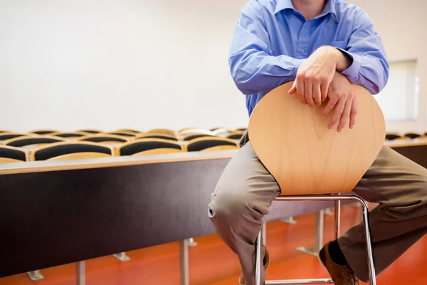 Orta bölüm sandalye konferans Salonu'nda bir öğretmen — Stok fotoğraf