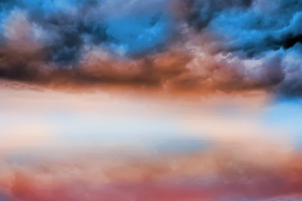 Blauw oranje bewolkte hemelachtergrond — Stockfoto
