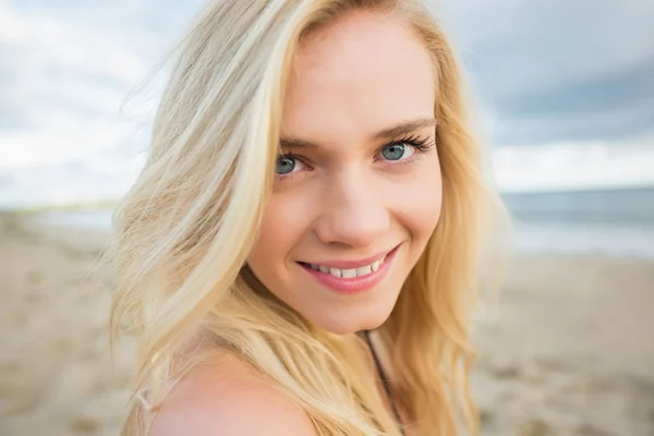 Close-up van portret van lachende ontspannen blond op strand — Stockfoto
