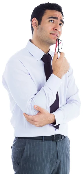 Myšlení podnikatel drží brýle — Stockfoto