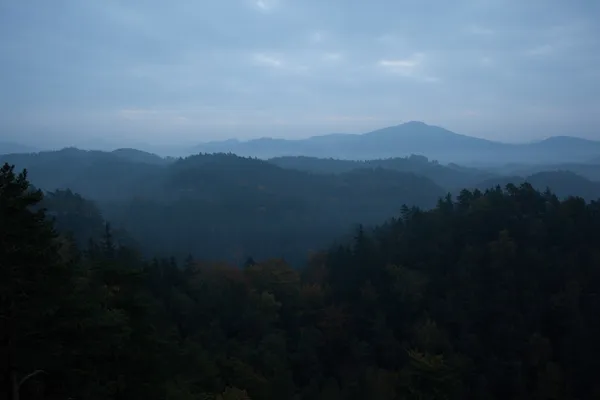 Alberi e catene montuose contro il paesaggio nuvoloso — Foto Stock