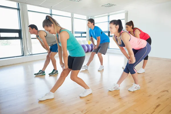 Aula de fitness e instrutor fazendo exercício de fitness de potência — Fotografia de Stock