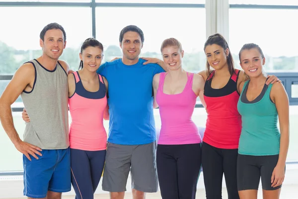 Retrato de un grupo de clases de fitness en el gimnasio —  Fotos de Stock