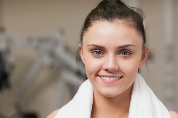 Χαμογελαστή γυναίκα με πετσέτα γύρω από το λαιμό στο γυμναστήριο — Φωτογραφία Αρχείου