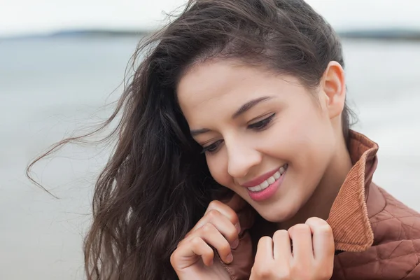 Linda mujer sonriente en chaqueta marrón con estilo en la playa —  Fotos de Stock