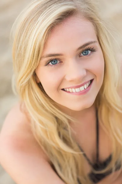 Overhead Primer plano retrato de rubia sonriente en la playa — Foto de Stock