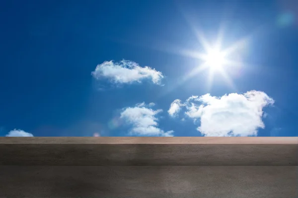 Балкон и яркое голубое небо — стоковое фото
