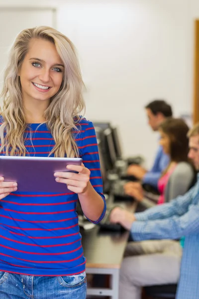 Insegnante con studenti che utilizzano computer in sala computer — Foto Stock