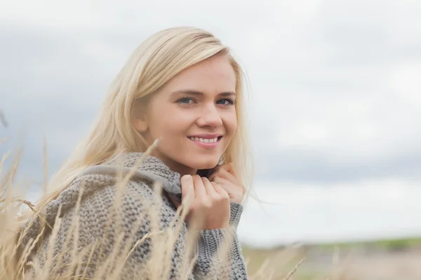 Närbild sida Visa porträtt av en söt leende ung kvinna liggande på stranden — Stockfoto