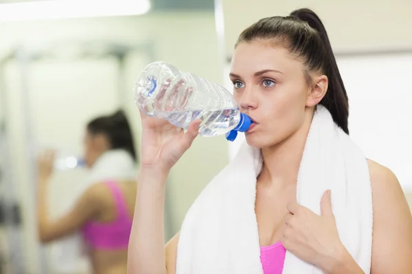 Närbild av en kvinna dricksvatten i gym — Stockfoto