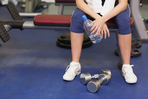 Low section of a tired and thoughtful woman in gym — Stock Photo, Image