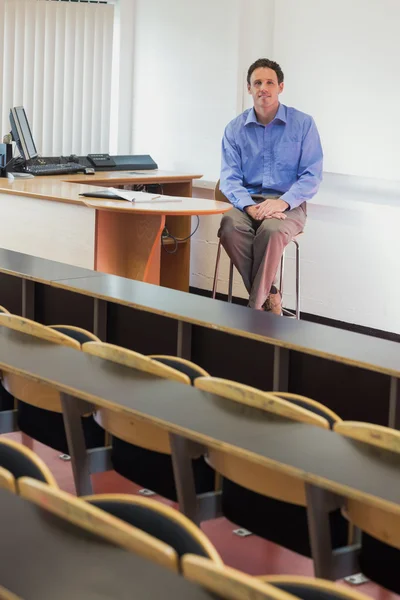 Елегантний вчитель чоловічої статі сидить у лекційній залі — стокове фото