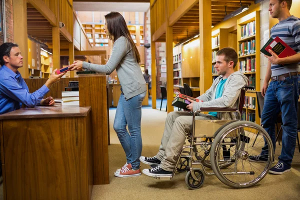 Estudante feminina no balcão da biblioteca — Fotografia de Stock