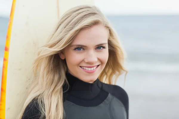 Retrato de una hermosa mujer sonriente con tabla de surf — Foto de Stock