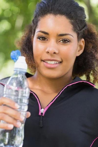 Portret van een moe vrouw met water fles in park close-up — Stockfoto