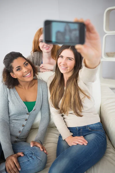 Happy vrienden fotograferen zelf met smartphone — Stockfoto