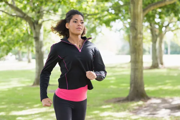 Schöne gesunde junge Frau joggt im Park — Stockfoto