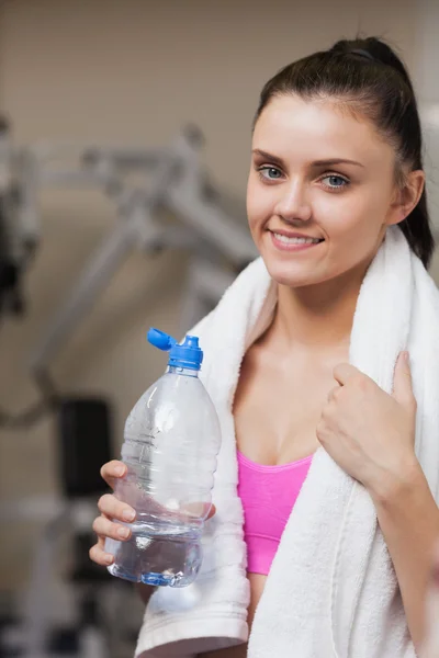 Su şişesi içinde jimnastik salonu ile gülümseyen kadın portresi — Stok fotoğraf