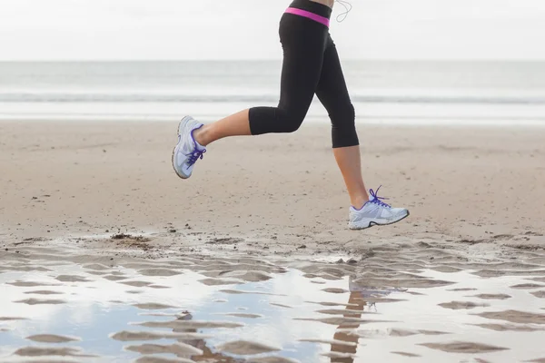 Egészséges nő jogging beach alacsony szakasz — Stock Fotó