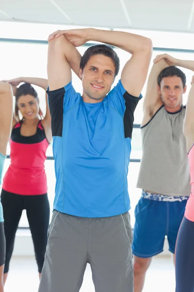 Portret van sportieve mensen handen uitrekken op yoga klas — Stockfoto