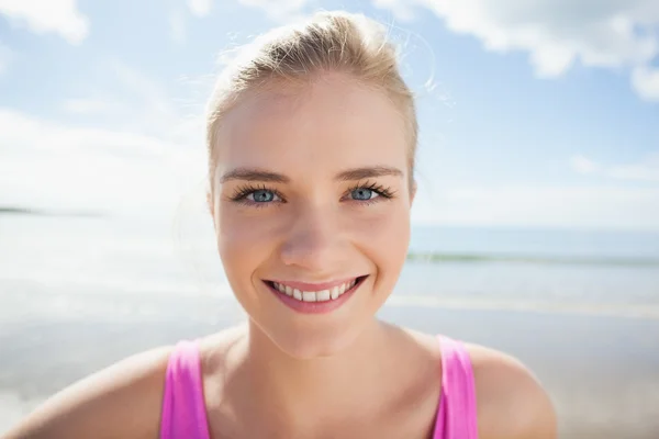 Close up van een lachende vrouw op strand — Stockfoto