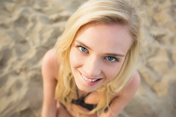Sorridente rilassato giovane bionda in spiaggia — Foto Stock