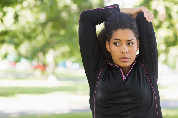 Femme étirant ses mains pendant l'exercice au parc — Photo