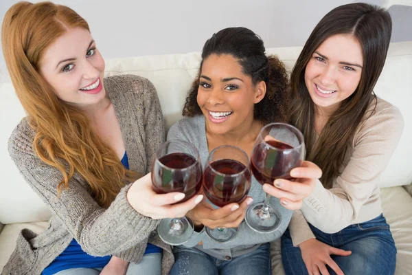 Cheerful young female friends toasting wine glasses — Stock Photo, Image