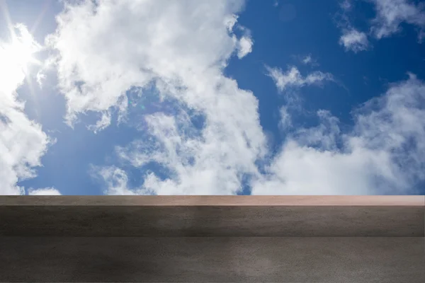 Balkon und wolkenverhangener Himmel — Stockfoto