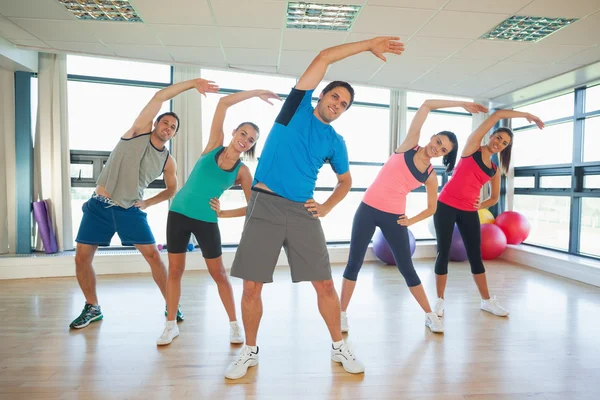 Volledige lengte van mensen doen macht fitness oefening op yoga klas — Stockfoto