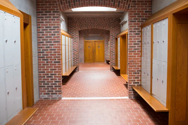 Empty brick walled corridor with tiled flooring in college — Stock Photo, Image