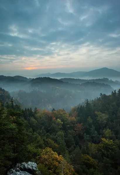 Bomen en bergketen tegen bewolkte hemel — Stockfoto