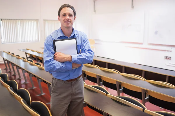 Insegnante maschio con blocco note in aula — Foto Stock
