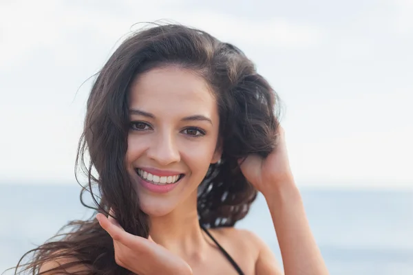 Close up portrait of cute smiling woman at beach — Stock Photo, Image