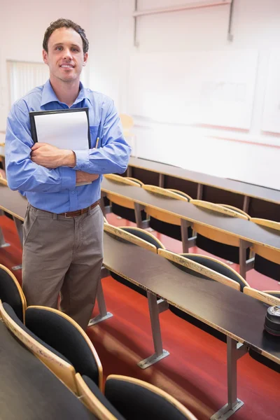 Mannelijke leraar met Kladblok in de collegezaal — Stockfoto