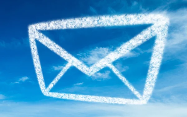 Witte envelop in lucht — Stockfoto