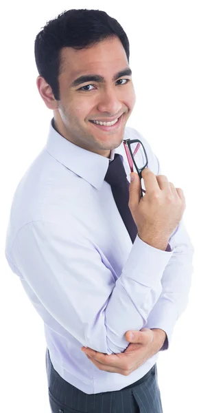 Hombre de negocios sonriente sosteniendo gafas —  Fotos de Stock