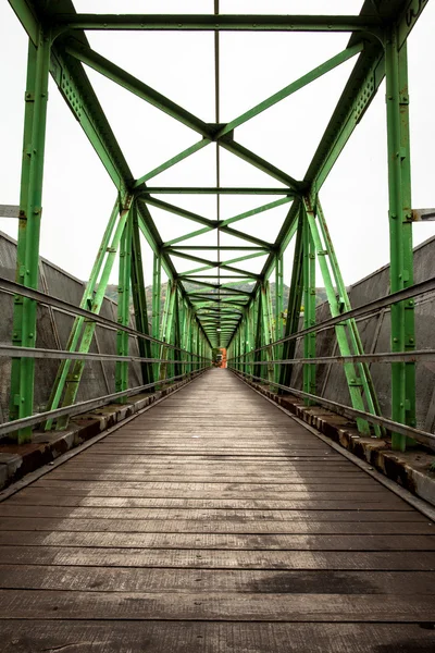 与对称金属结构的人行天桥 — 图库照片