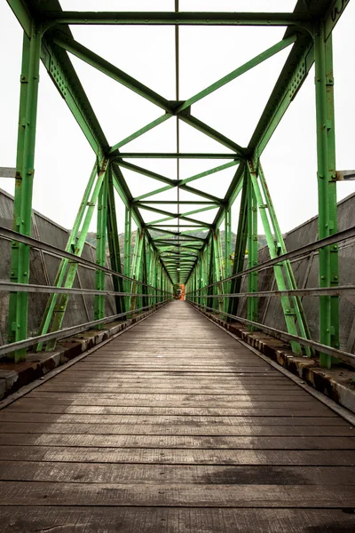 Passerelle avec structure métallique symétrique — Photo