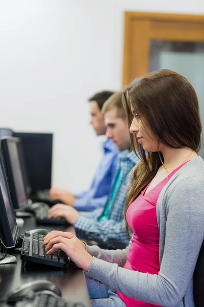 Estudantes usando computadores na sala de informática — Fotografia de Stock