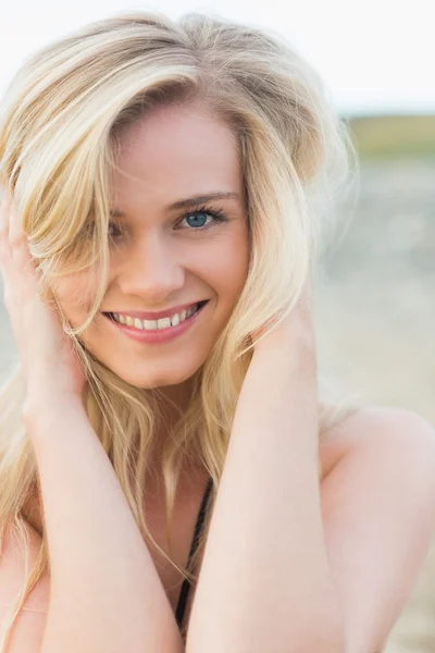 Retrato de cerca de la joven rubia sonriente en la playa — Foto de Stock