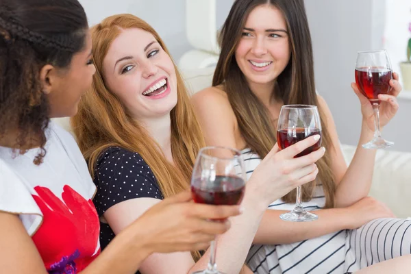 Cheerful female friends with wine glasses enjoying a conversation — Stock Photo, Image