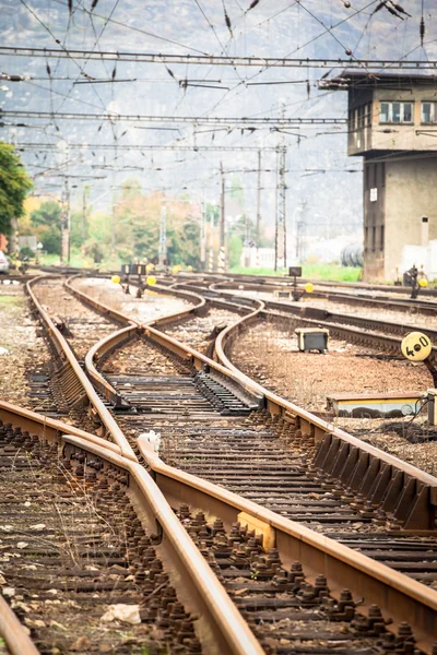 Järnvägen metall spår med spår säng — Stockfoto