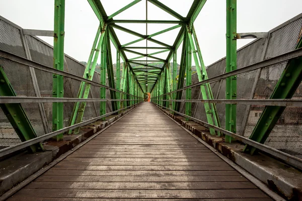 与对称金属结构的人行天桥 — 图库照片