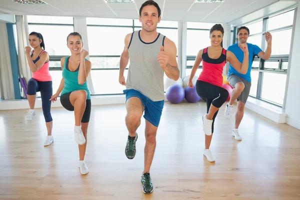 Pełna długość fitness klasy i robienie ćwiczeń pilates instruktor — Zdjęcie stockowe