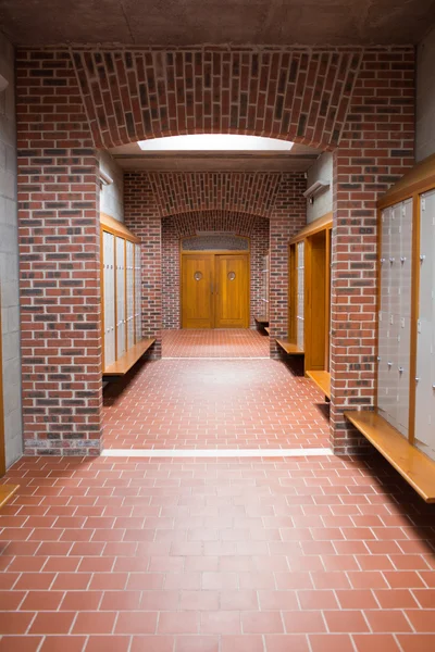 Empty brick walled corridor with tiled flooring in college — Stock Photo, Image