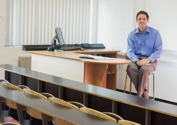 Elegante professor do sexo masculino sentado na sala de aula — Fotografia de Stock