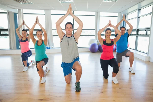 Clase de fitness e instructor arrodillado en posición Namaste —  Fotos de Stock