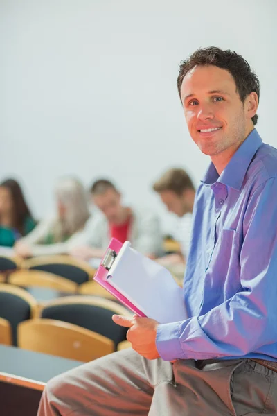 Insegnante con giovani studenti universitari in classe — Foto Stock