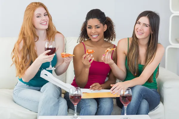 Happy young female friends with pizza and wine at home — Stock Photo, Image